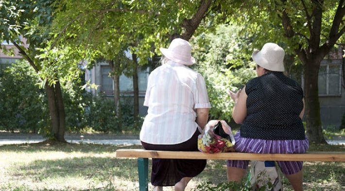 Бабки на лавке: в Мелитополе разоблачили целый батальон любительниц "русского мира"