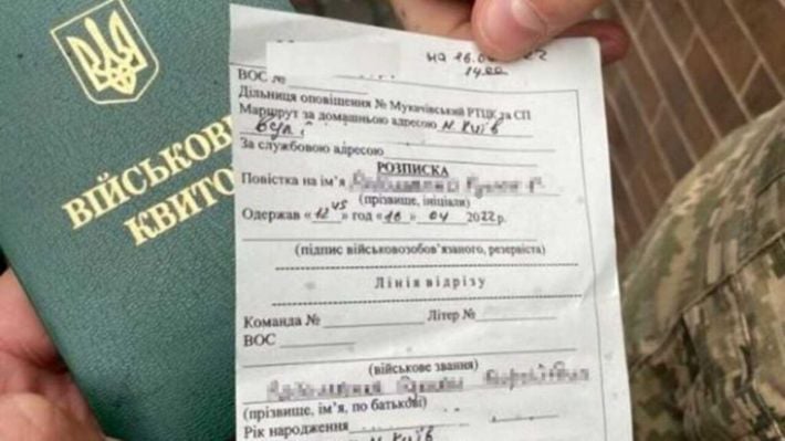 Законно ли вручать повестку через родственников: объяснение юриста