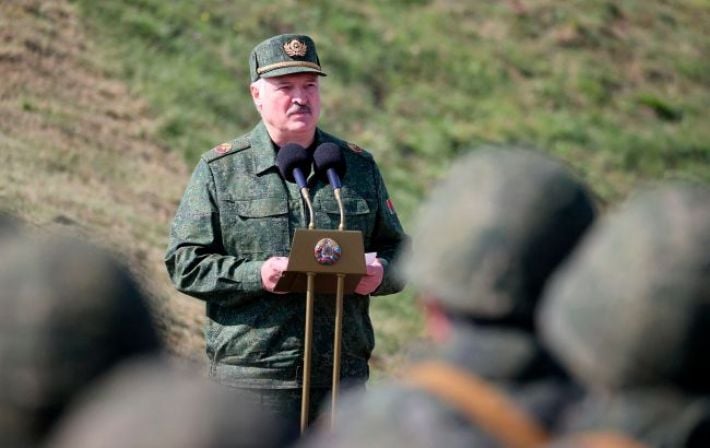 Лукашенко распорядился привести армию в полную боевую готовность