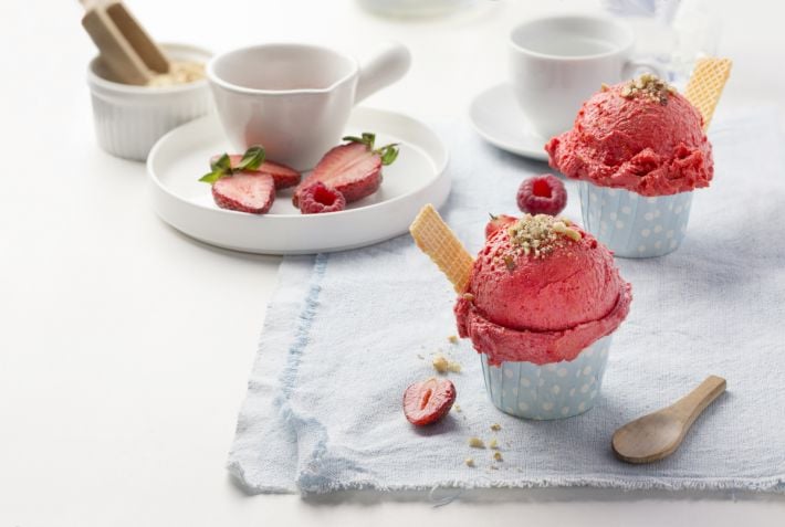 Самое простое в приготовлении: рецепт натурального фруктового мороженого с клубникой