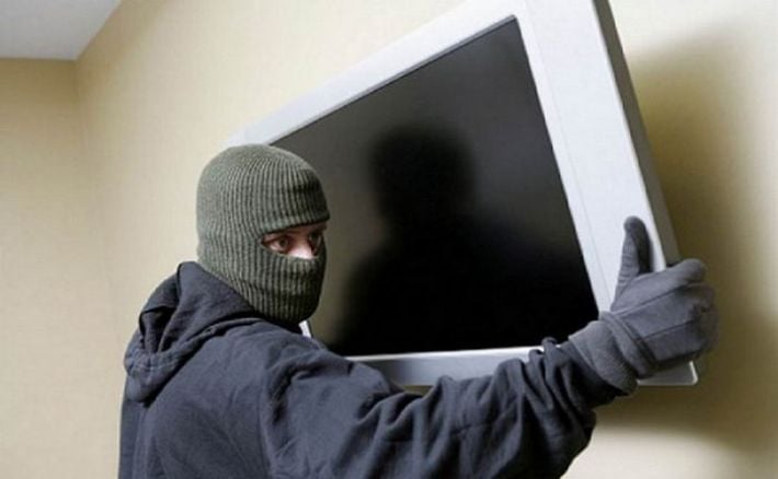 Под Мелитополем два парня украли у соседки телевизор
