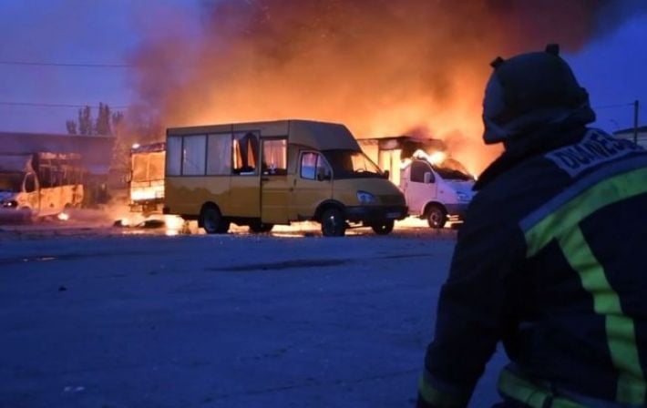 В Херсоне во время ночного обстрела россиянами сгорело десять маршруток