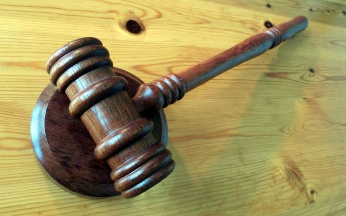 В Латвии мужчину приговорили к двум годам за нападение на парня с украинским флагом