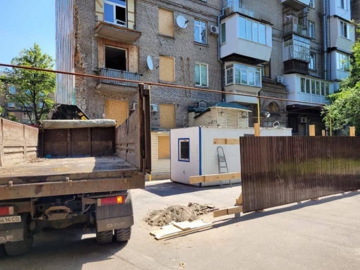 В Запорожье продолжаются работы по восстановлению домов, частично разрушенных обстрелами