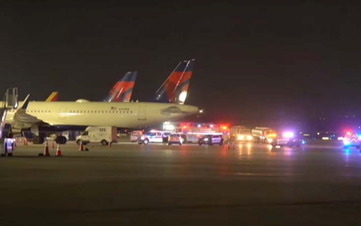В аэропорту мужчину засосало в двигатель самолета: шокирующие подробности и видео