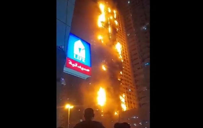 В ОАЭ загорелся жилой небоскреб