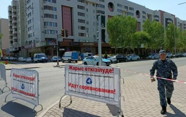 В столице Казахстана вооруженный мужчина захватил заложников в банке