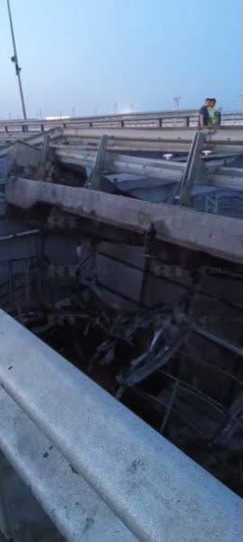 На Кримському мосту під час вибуху обрушився проліт: є загиблі -