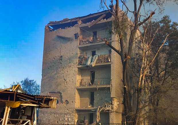 Армія РФ вчергове скинула авімбомба на п'ятиповерхівку в Оріхові. 