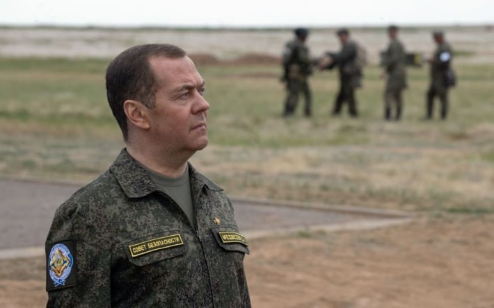 Медведев угрожает взорвать три украинских АЭС и ядерные объекты в Европе, потому что "Россию атаковали ракеты"