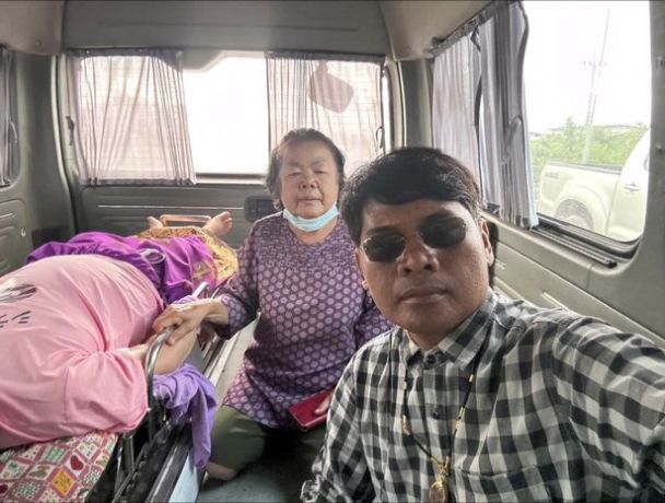 Під час поїздки у фургоні парамедики вирішили, що 49-річна Чатапорн Сріфонла пішла з життя. Вона боролася з раком печінки.