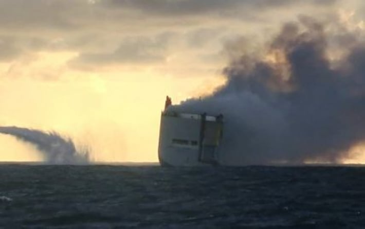 Пожар на судне с тысячами автомобилей: один моряк погиб, семь — прыгнули за борт
