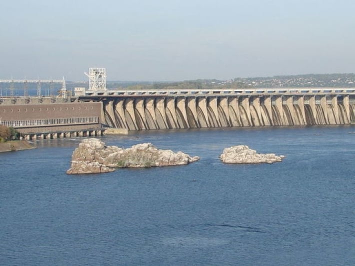 В нижнем бьефе ДнепроГЭС в Запорожье снизился уровень воды