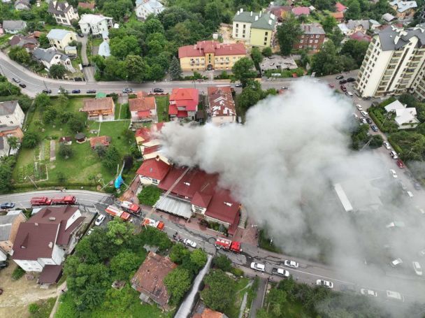 В курортном городе Трускавец Львовской области в среду, 12 июля, загорелась гостиница. С места эвакуировали 10 человек.