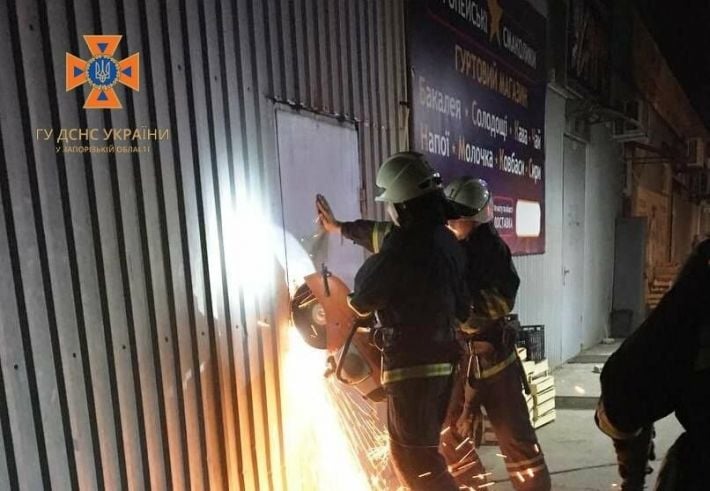 В Запорожье горел магазин-склад: пожар тушили 24 спасателя
