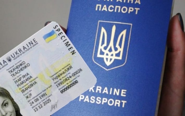 Украинцам снова нужно вклеивать фотографию в паспорт-книжечку или поменять его на id-карту