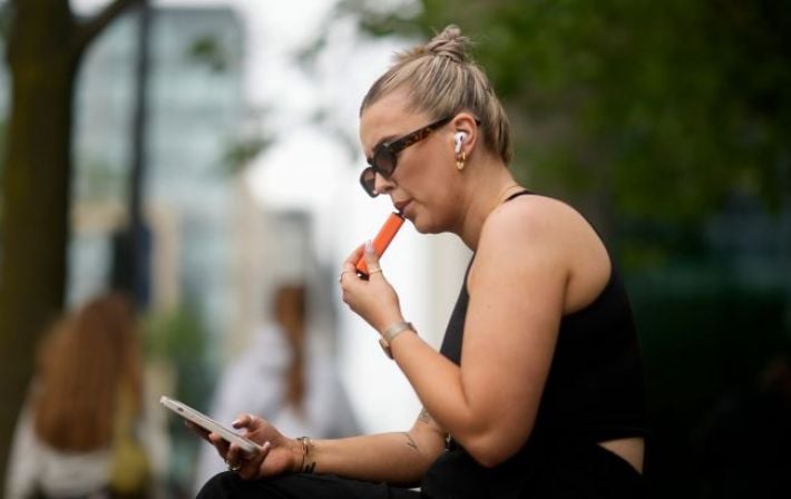 Запрет на продажу и штрафы за курение электронных сигарет: в Украине вводят новые ограничения