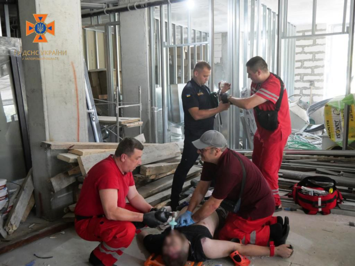 У Запоріжжі під час монтажних робіт у шахті ліфта загинув робітник, ще двоє потрапили до лікарні.