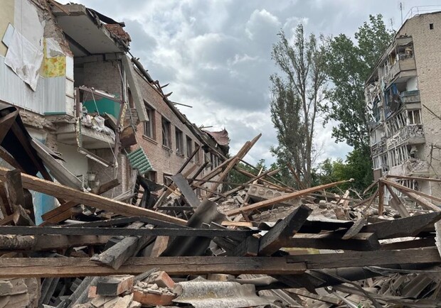 Ворог вдарив по Оріхову авіабомбою: загинув правоохоронець, 12 людей поранено. 