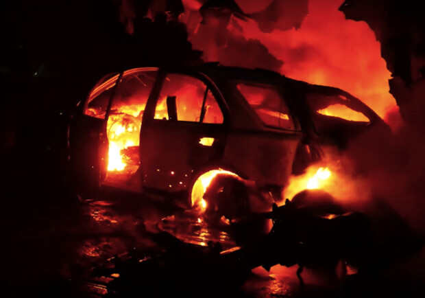 У Запоріжжі через атаку почалася величезна пожежа: горіло 14 автомобілів 