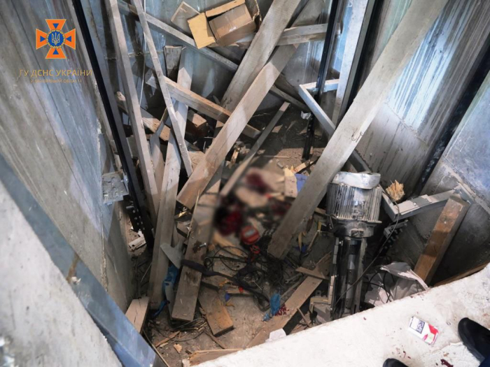 У Запоріжжі під час монтажних робіт у шахті ліфта загинув робітник, ще двоє потрапили до лікарні.