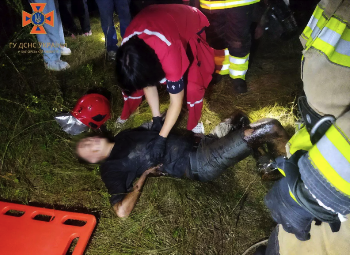 У Запоріжжі 25-річний чоловік упав у люк, глибиною 8 метрів. -