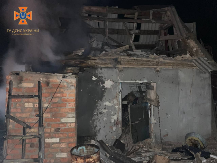 Через обстріл Пологівського района загорівся житловий будинок: постраждала літня жінка.