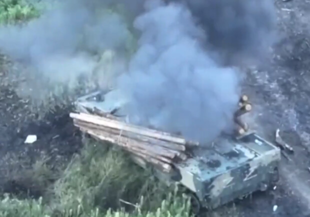 На Запорізькому напрямку знищили ворожий БМП, броню якого посилили дровами 