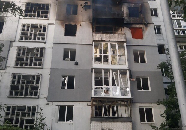 У Запорізькій області внаслідок обстрілу спалахнув будинок: палали 5 поверхів 