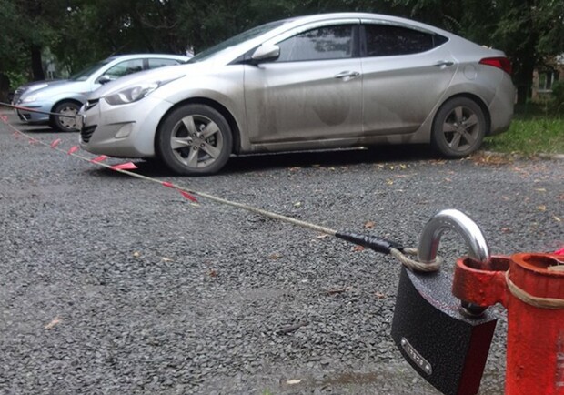 Отримай відповідь: чи законні місця для паркування у дворах. 
