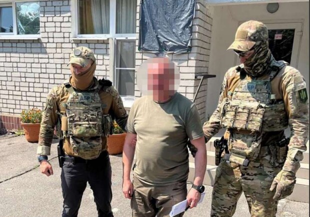 Заарештовано запорізького військкома, який виписував штабним чиновникам "бойові". 