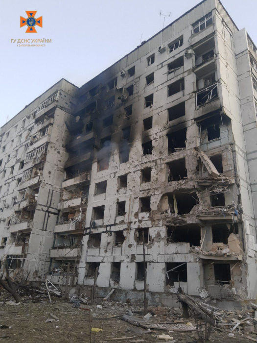 У Запорізькій області внаслідок обстрілу спалахнув будинок: палали 5 поверхів фото 1