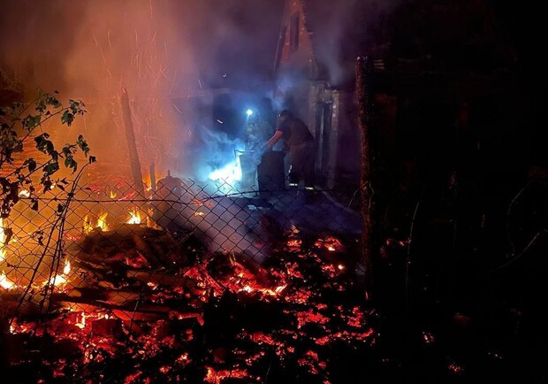 Через обстріл Пологівського района загорівся житловий будинок: постраждала літня жінка. 