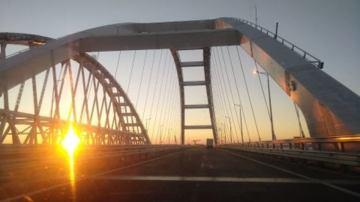 После "хлопка" на Крымском мосту образовалась огромная пробка