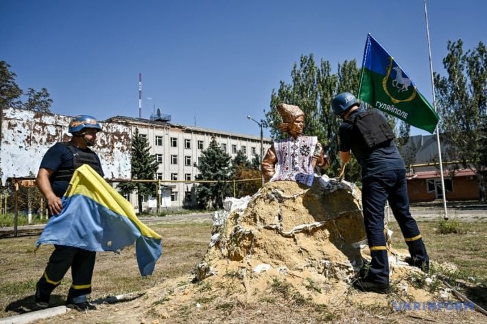В Гуляйполе обновили вышиванку Нестору Махно и установили флаги Украины и города