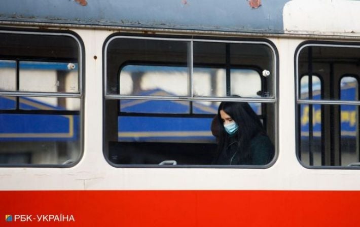 В Киеве на Позняках трамвай сошел с рельсов: есть пострадавшие