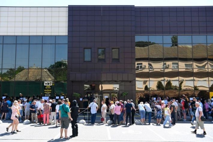 В Мелитополе оккупанты перед новым учебным годом "катают пальцы" даже маленьким детям