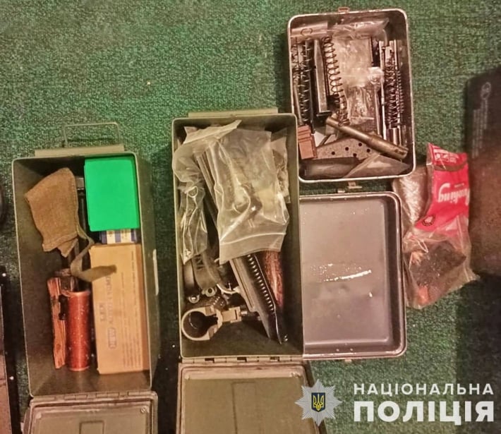 В Запорожье полицейские разоблачили мужчину, который незаконно хранил оружие и боеприпасы