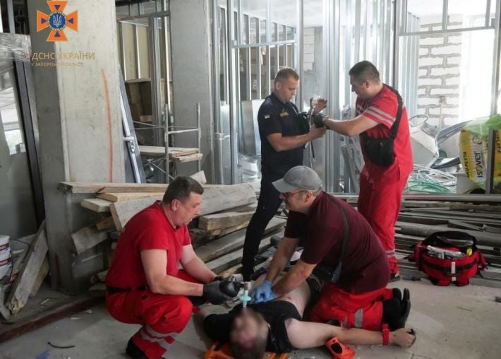 В Запорожье в шахте лифта погиб рабочий, еще двое попали в больницу