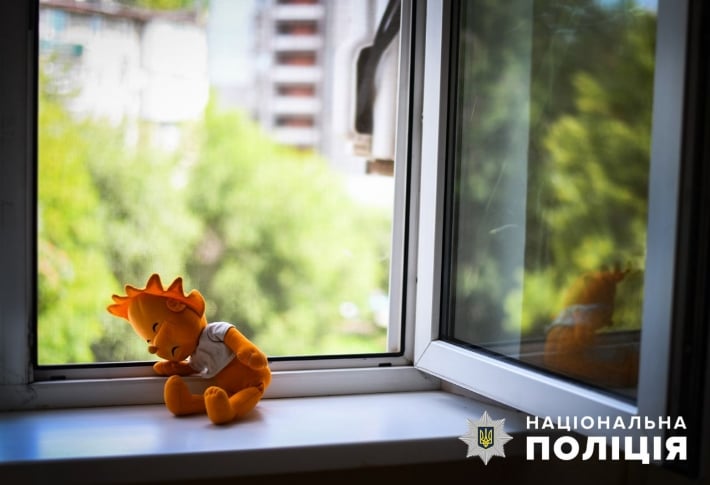 В Запорожье из окна многоэтажки выпала 10-ти летняя девочка