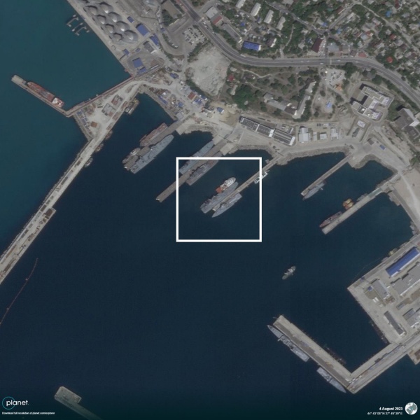 Згідно з супутниковими кадрами, російським окупантам все ж вдалось дотягнути до порту уражений дронами корабель "Оленегорський горняк".