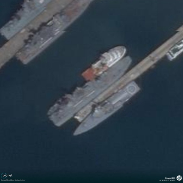 Згідно з супутниковими кадрами, російським окупантам все ж вдалось дотягнути до порту уражений дронами корабель "Оленегорський горняк". 2