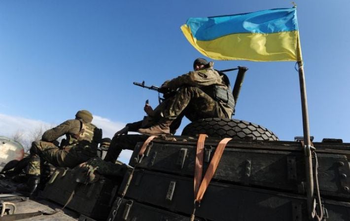 Украинские военные подняли флаг над селом Работино