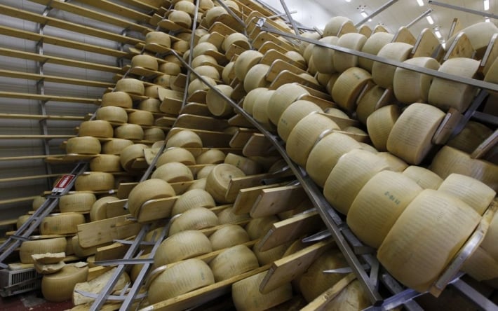 В Италии мужчину раздавили тысячи килограммов сыра: подробности инцидента