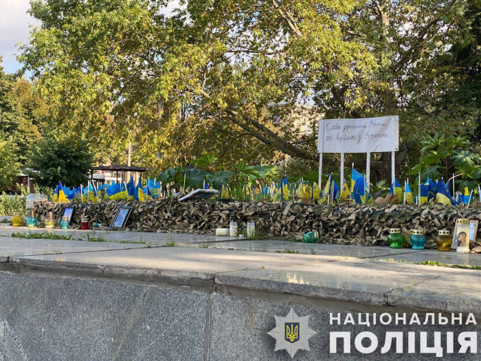 В центрі Запоріжжя вандали пошкодили місце вшанування пам'яті українських військових.