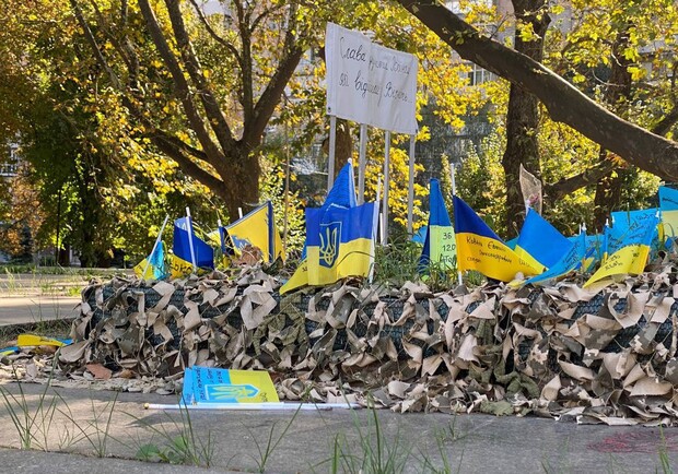 В центрі Запоріжжя вандали пошкодили місце вшанування пам'яті українських військових. 