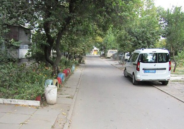 Залицявся до продавчині: в Запоріжжі відвідувач магазину вдарив ножем хлопця. 