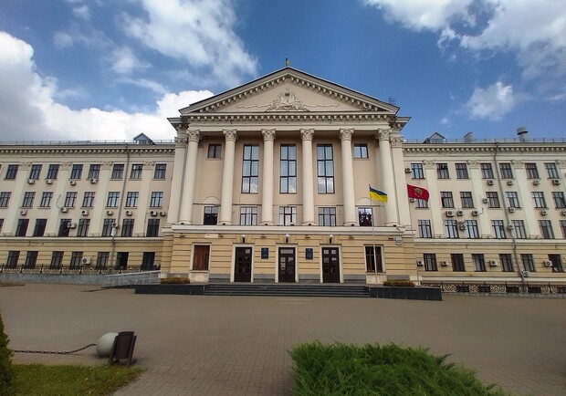 В мерії Запоріжжя повідомили, що не можуть відмовитися від ремонтів доріг на користь дронів. 