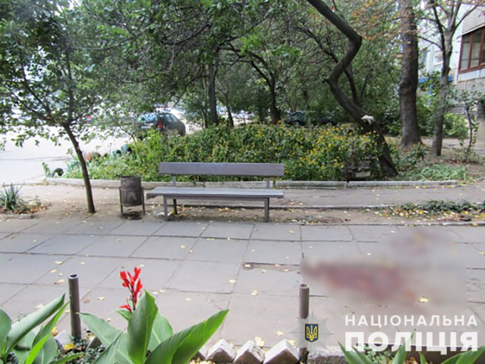 Залицявся до продавчині: в Запоріжжі відвідувач магазину вдарив ножем хлопця.