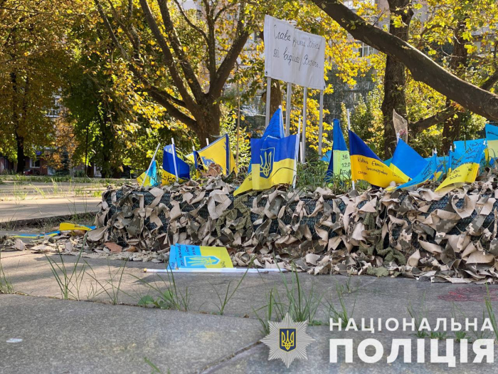 В центрі Запоріжжя вандали пошкодили місце вшанування пам'яті українських військових.